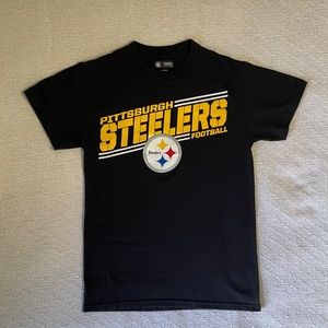 Small NFL Apparel Pittsburgh Steelers Football T-shirt. Black and gold.